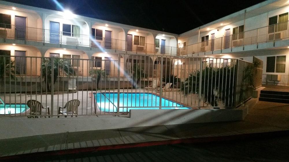 Pacific Hotel 2*